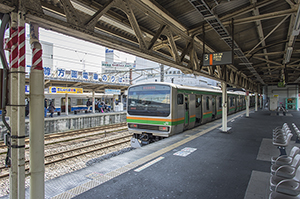 小田原駅ホームに止まる東海道線のフリー写真素材