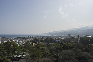 小田原城天守閣から見た小田原市街と相模湾のフリー写真素材