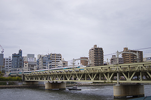 隅田川と東武特急スペーシアのフリー写真素材