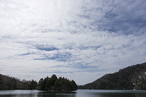 湯ノ湖の青空のフリー写真素材