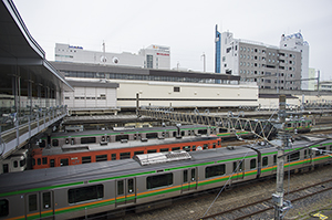 JR宇都宮駅ホームと鉄道車両のフリー写真素材