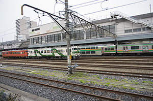 JR宇都宮駅ホームと鉄道車両のフリー写真素材