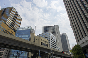 高層ビルと首都高速のフリー写真素材