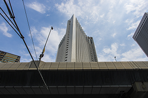 高層ビルと首都高速のフリー写真素材