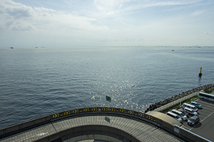 海ほたるから見える東京湾と高速道路のフリー写真素材