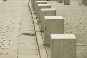 坂道のコンクリートブロックのフリー写真素材