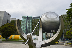 白川公園から見る名古屋市科学館のフリー写真素材