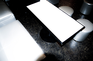 スナックバーのテーブルのフリー写真素材