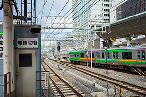 東京駅ホームから見えるE233系上野東京のフリー写真素材