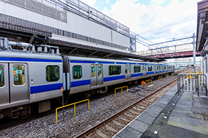 柏駅に止まる常磐線E531系のフリー写真素材
