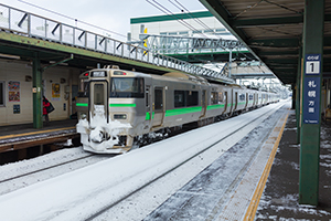 冬の駅に止まるJR北海道733系電車のフリー写真素材