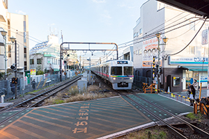 京王井の頭線久我山駅から見た1000系のフリー写真素材