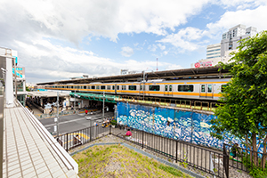 中野駅に停まる中央線のフリー写真素材