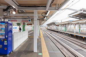 東村山駅ホームのフリー写真素材