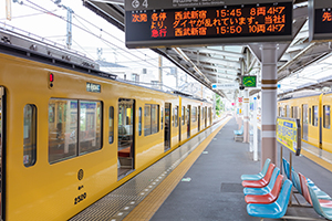 小平駅に泊まる西武新宿線のフリー写真素材