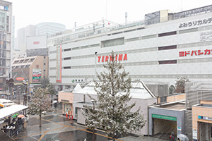 冬の錦糸町駅前のフリー写真素材