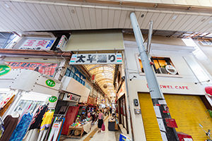 国際通り周辺の商店街(太平通り)のフリー写真素材