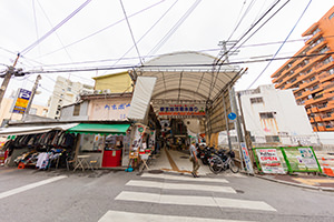 国際通り周辺の商店街(新天地市場本通り)のフリー写真素材