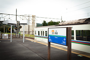 高麗駅ホーム駅名標のフリー写真素材