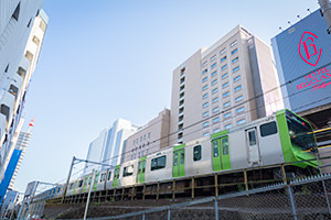 大塚駅に停まる山手線E235系のフリー写真素材