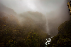 霧がかかった滝のフリー写真素材