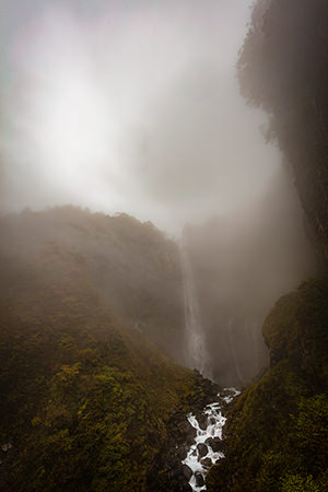 霧がかかった滝のフリー写真素材